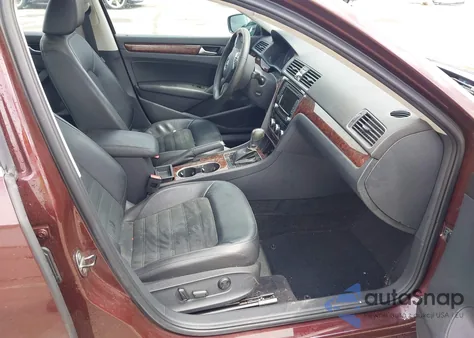 2013 Volkswagen Passat 3.6L V6 Sel Premium z USA, uszkodzony, nr VIN 1VWCM7A3XDC057357